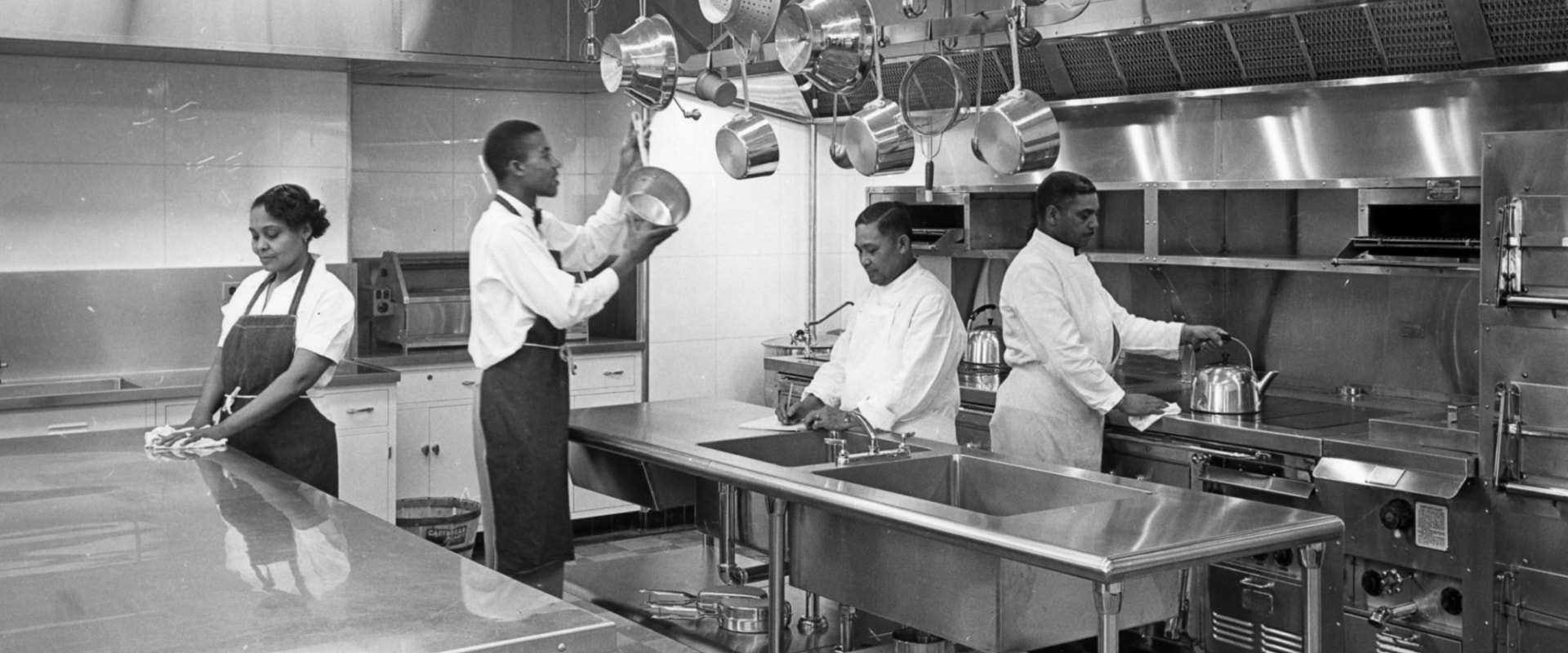 How many kitchens are in the white house?